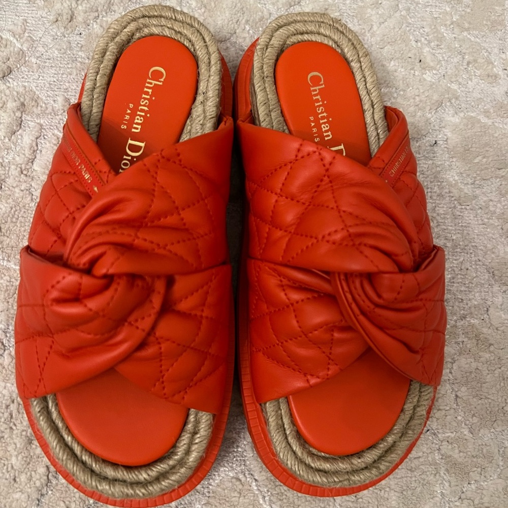 Brand new Dior Dtwist Cannage Quilted slide